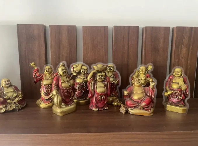 9 Budas de resina cor vermelho com dourado 