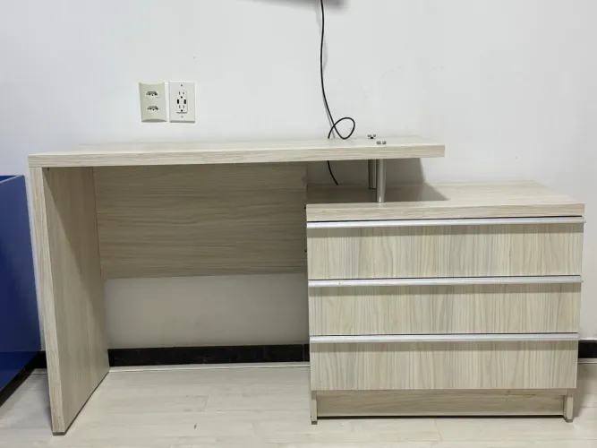 Escrivaninha para estudos com três gavetas 