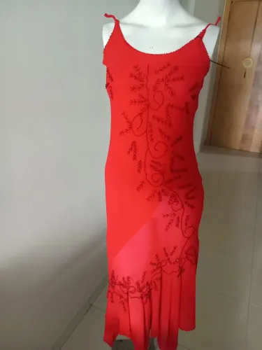 Lindo vestido vermelho com bordados