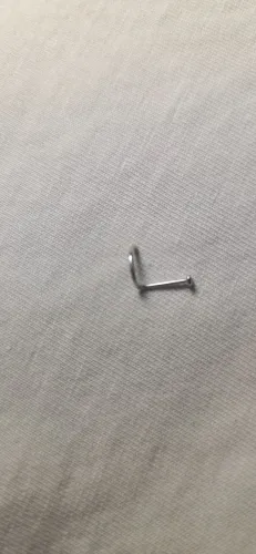 piercing de nariz<br>ouro branco com ponto de luz<br>valor: 390