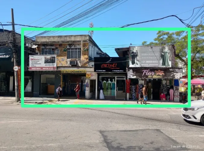 Terreno com lojas e salas. 