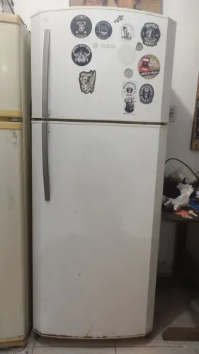 Duas geladeiras e um freezer 110v