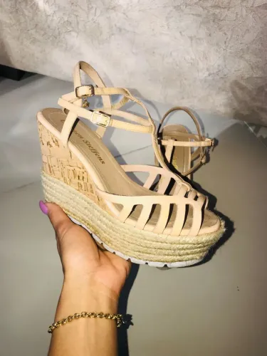 Sandália anabela carmem stefans- 37/38<br>Número 37/38<br>R$ 69,99