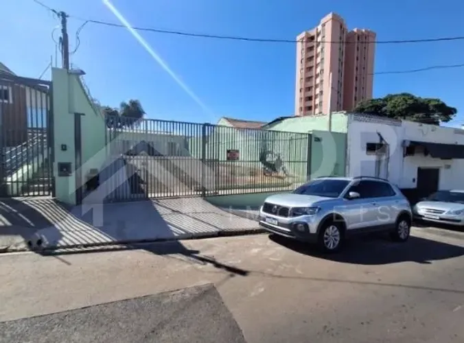 Excelente ponto comercial com 440 metros de terreno e 122 metros de construção, com estaci