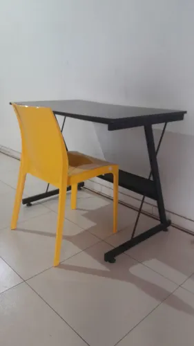Mesa para estudos com cadeira.