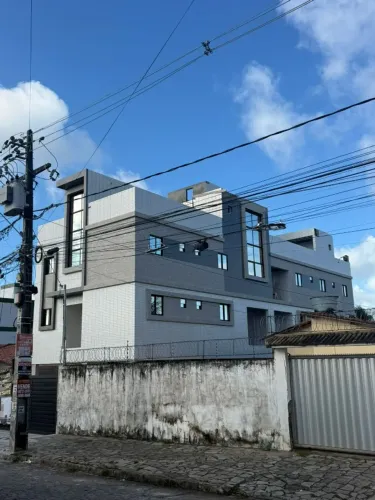 Apartamento nos Bancários com 02 quartos, sendo 01 suíte.