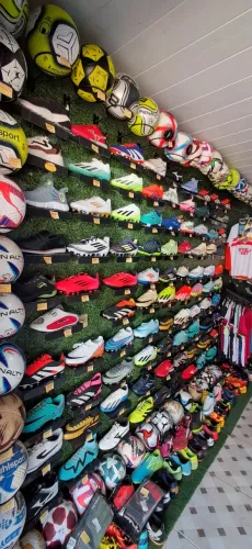 Chuteiras e Bolas de Futebol - Diversas Marcas e Modelos