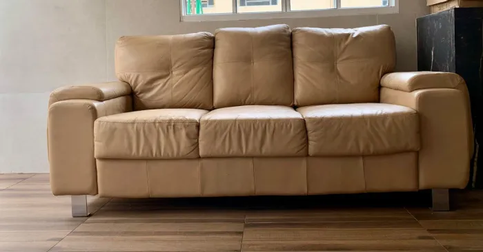 Sofá de couro legítimo usado
