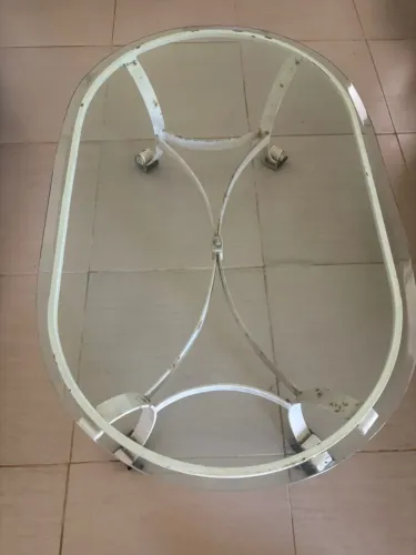 Vendo Mesa Baixa de Centro Com Tampo Oval de vidro e Pés Em ferro