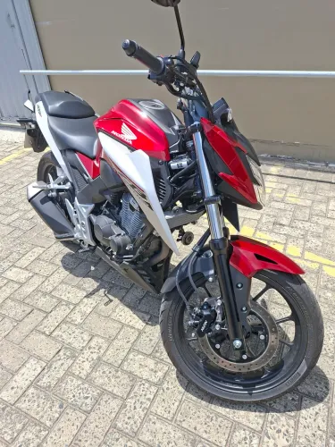 CB 300 Twister 2026. Moto Nova. Excepcional, menos de 8.000km