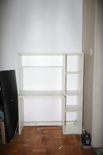 Escrivaninha com estante da tok stok, super conservada