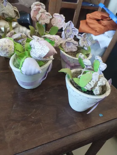 Vasos decorativos com flor de tecido 