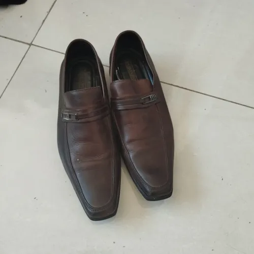 Sapatos sociais de couro marrom - Elegância e estilo