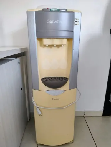 Bebedouro com espaço refrigerado
