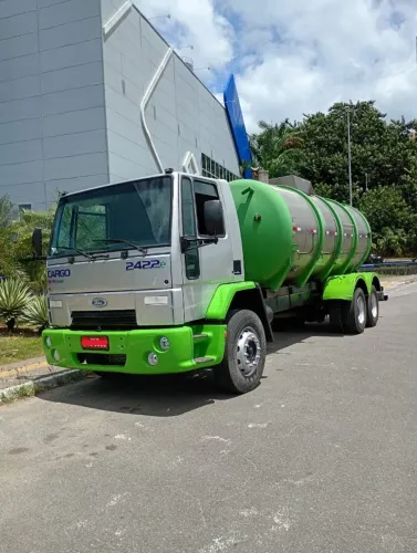 Ford Cargo 2422 E, na cor prata, Ano 2009 Modelo 2010, com Tanque Inox