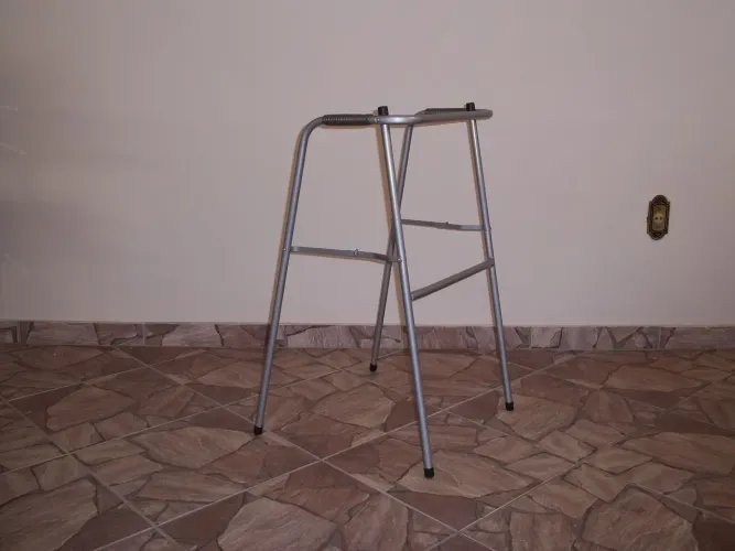 Andador para auxiliar na mobilidade