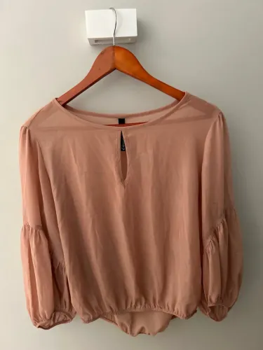 Blusa ELEMENTAIS de manga comprida nude com detalhe vazado