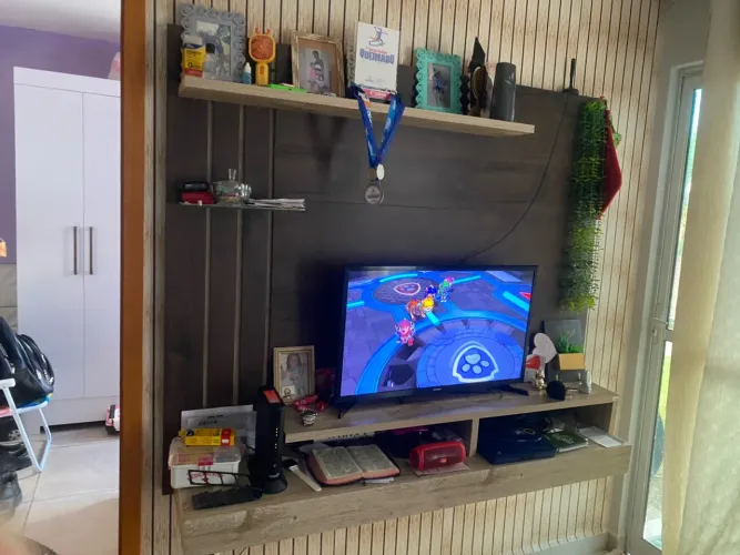 Painel de TV Moderno com Prateleiras