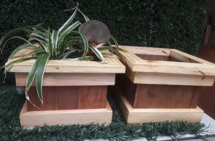 Par de Lindos cachepôs de mesa modelo Romano (Valor das 2 peças)) 