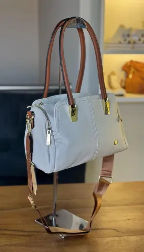 Bolsa Feminina Bege com Alças Marrom e Detalhes Dourados