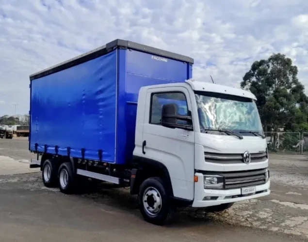 VW 11.180 Delivery ano 2021, 6x2, com Baú Sider,