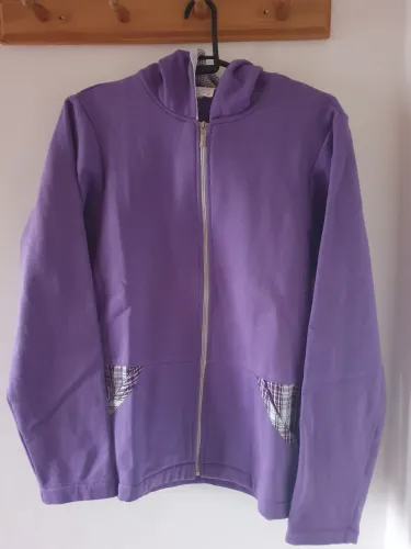 Moletom roxo com detalhes em xadrez