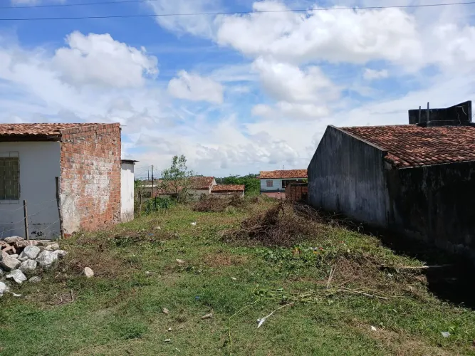 TERRENO ESCRITURADO COM ALICERCE 200m²