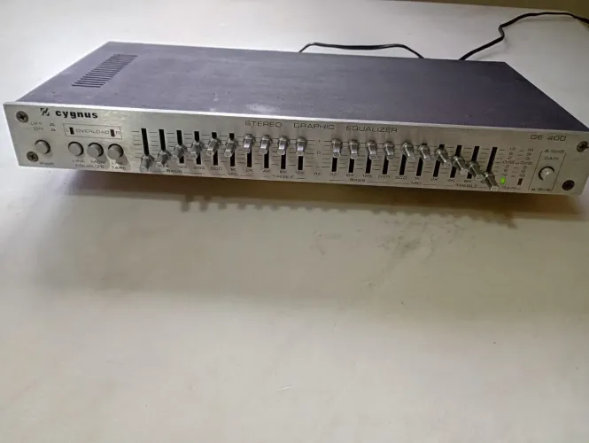Vende-se, um equalizador sygnis ge 400. Equipamento em excelente estado de conservação.