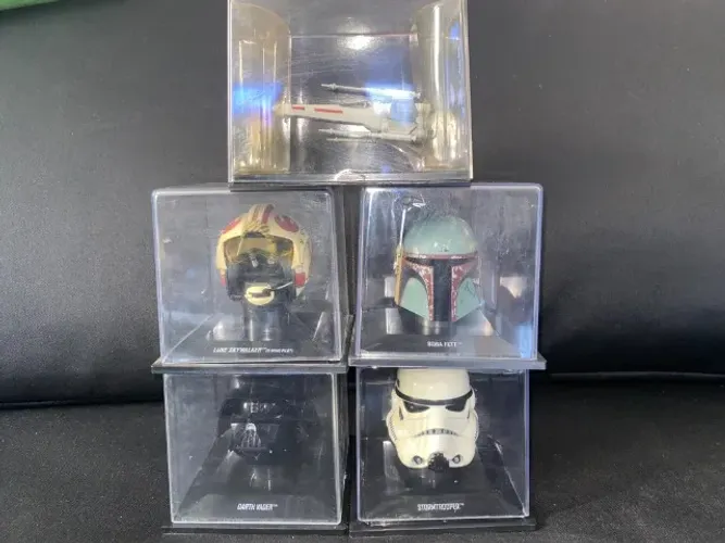Coleção Miniaturas de Capacetes Miniaturas Star Wars + miniatura X-Wing