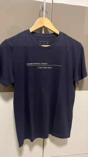 CAMISA CALVIN KLEIN COM ESTAMPA INFANTIL TAMANHO PP