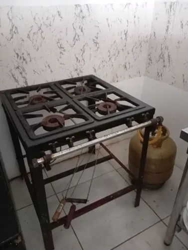 Vendo fogão industrial, freezer,mesas,tv de 65 polegadas, todo esse material .