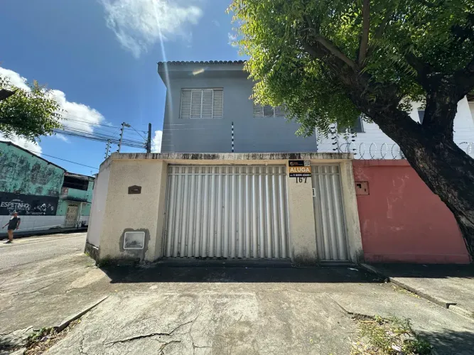 Casa duplex com vaga de garagem para alugar no Antonio Bezerra