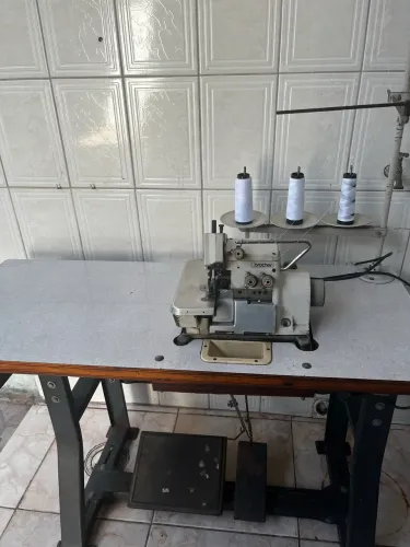 Máquina de costura overloque