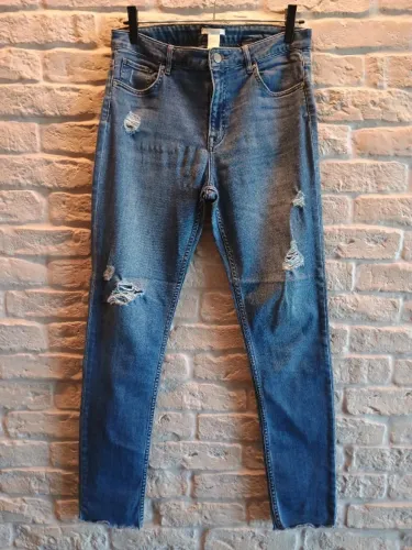 Calça jeans H&M (veste 38/40). Jeans super confortável e com stretch. 