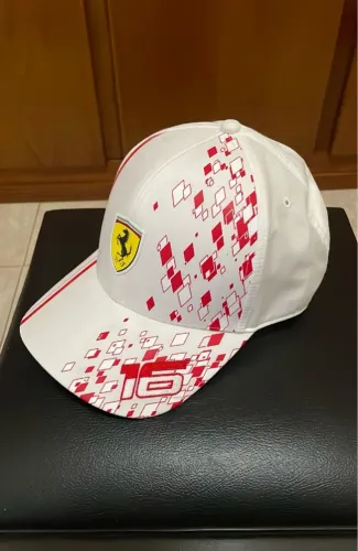 Boné Ferrari Charles Leclerc Monaco 2023