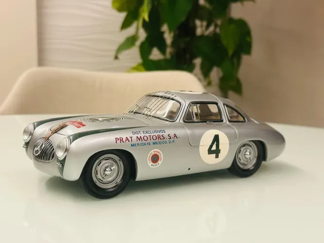 Mercedes SL 300 CMC 1/18