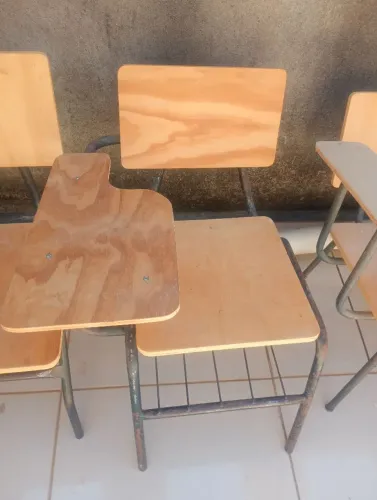 Cadeira escolar de madeira