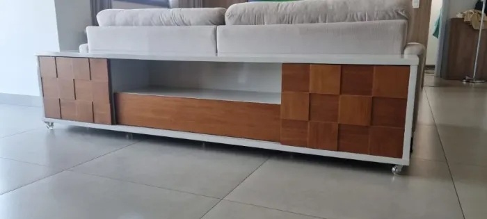 Rack para TV estilo clássico com 1 gaveta central e 2 portas laterias de correr