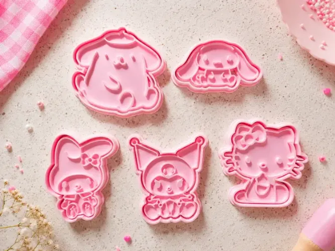Kit 5 Cortadores Hello Kitty e Amigos para Biscoitos, Pasta Americana e Massinha