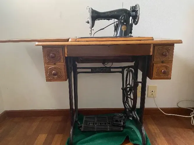 Máquina de costura Singer linda e funcionando