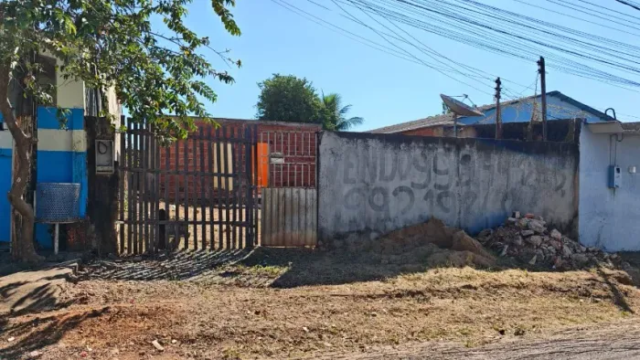 Vendo terreno bem localizado, 300m², murado, com estruturas em alvenaria