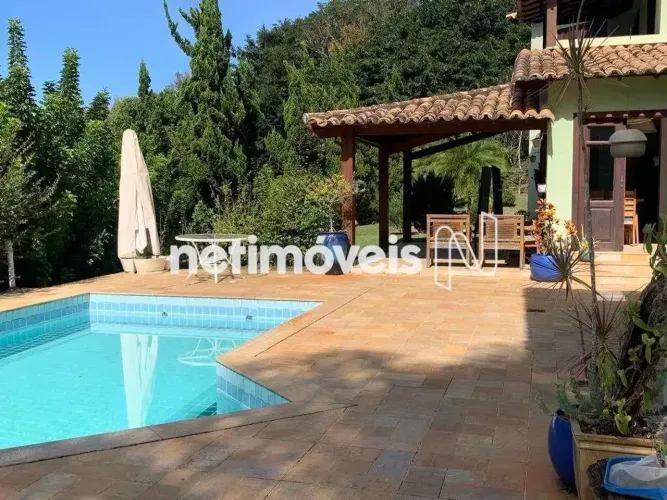 Casa no Canto das Águas com vista privilegiada para montanhas e lago