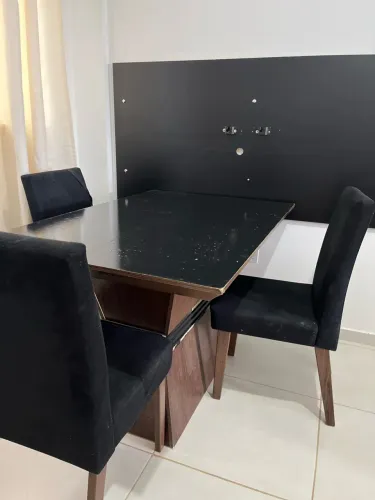 Mesa com 4 cadeiras + painel (50 polegadas)