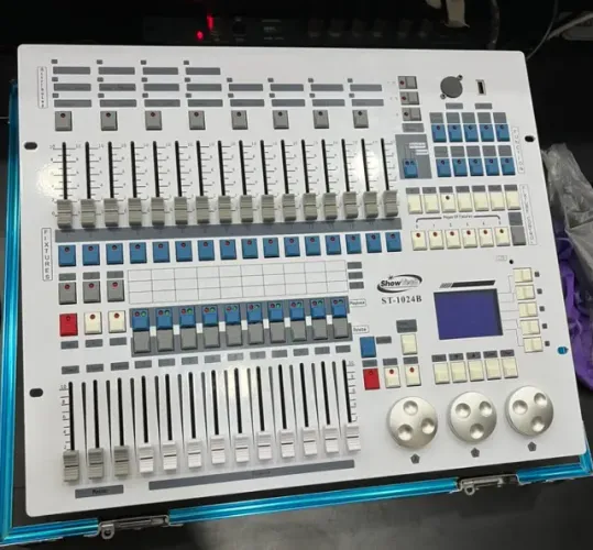 Mesa DMX 1024 com case / ST-1024B