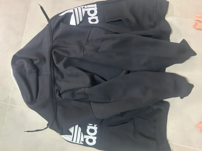 casaco moletom com capuz adidas