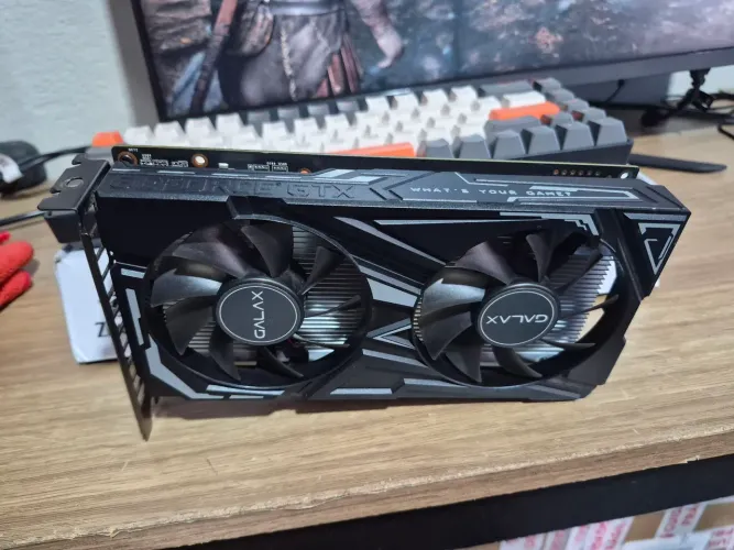 Placa de vídeo Nvidia GeForce GTX1650 4GB GDDR6 semi-nova estado de nova.