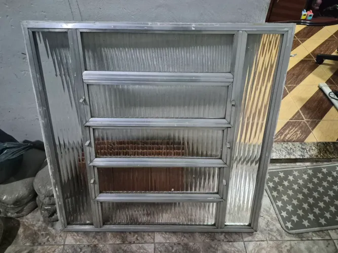 ÓTIMO BASCULANTE DE ALUMÍNIO 1 X 1 mts