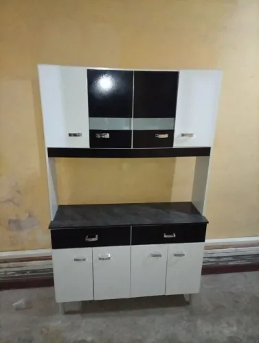 Armário de cozinha com pezinhos 
