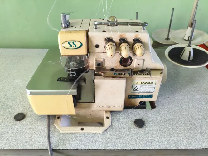 Vendo máquinas de costura reta e overloque