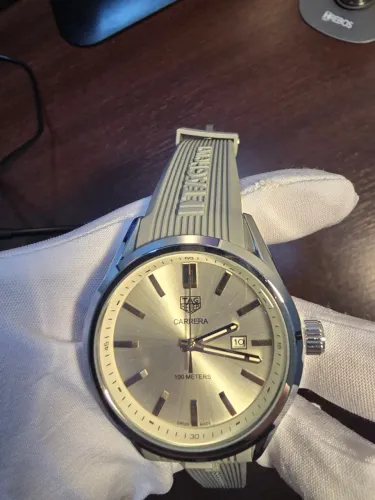 Relógio Tag Esportivo Pulseira cinza latex fundo branco todas as marcações caixa 43mm novo